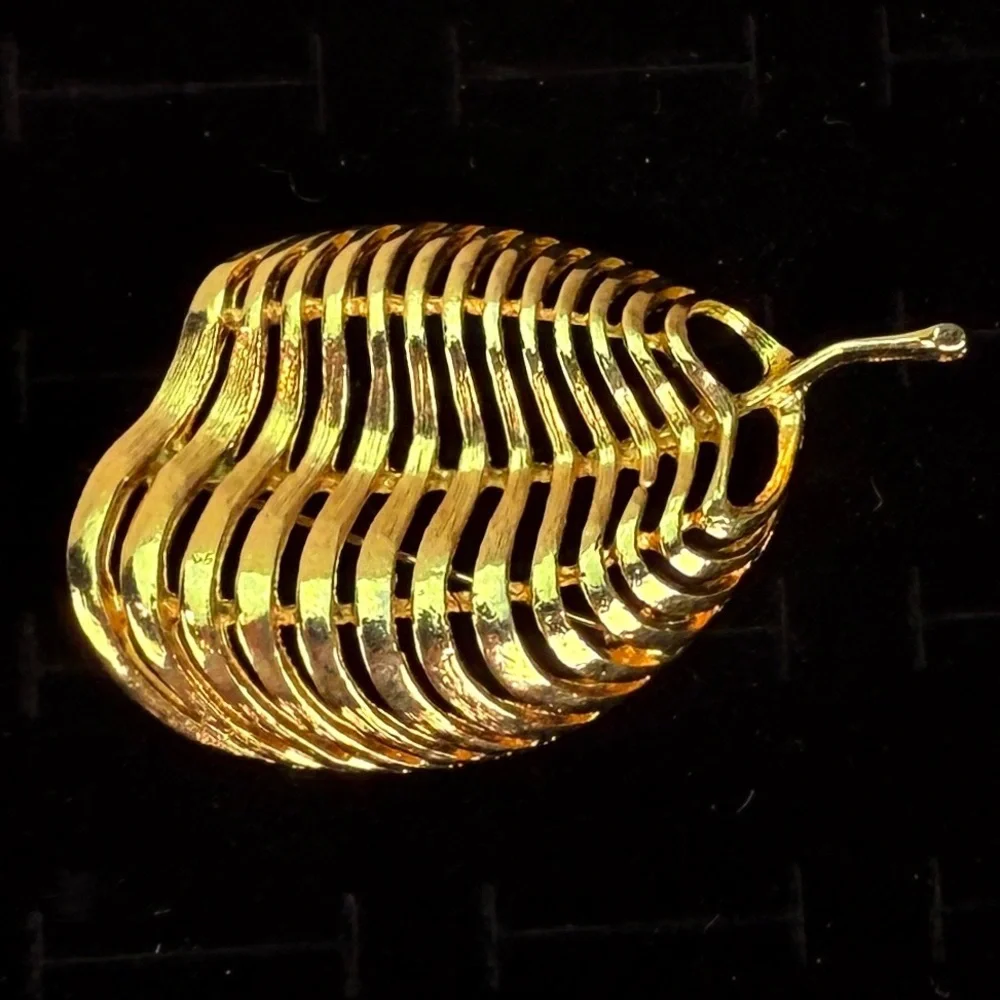 Vintage Goldtone large Leaf Brooch pin